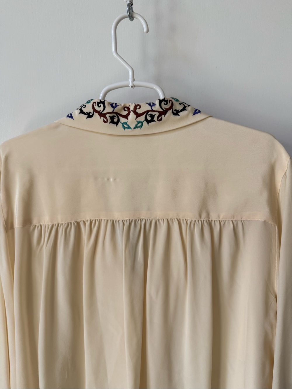 100% Silk Diane von Furstenberg Vine Embroidered Button Down Blouse in Cream - Picture 8 of 13